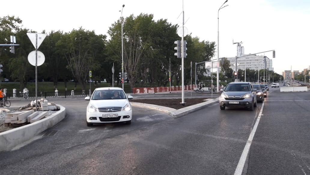 Екб движение. Перекрыто движение по тротуару зима. Екатеринбург движение мы. Откроют ли завтра ул Гражданская Екатеринбург.