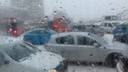 Гигантские пробки сковали левобережье: машины и общественный транспорт стоят на площади Труда