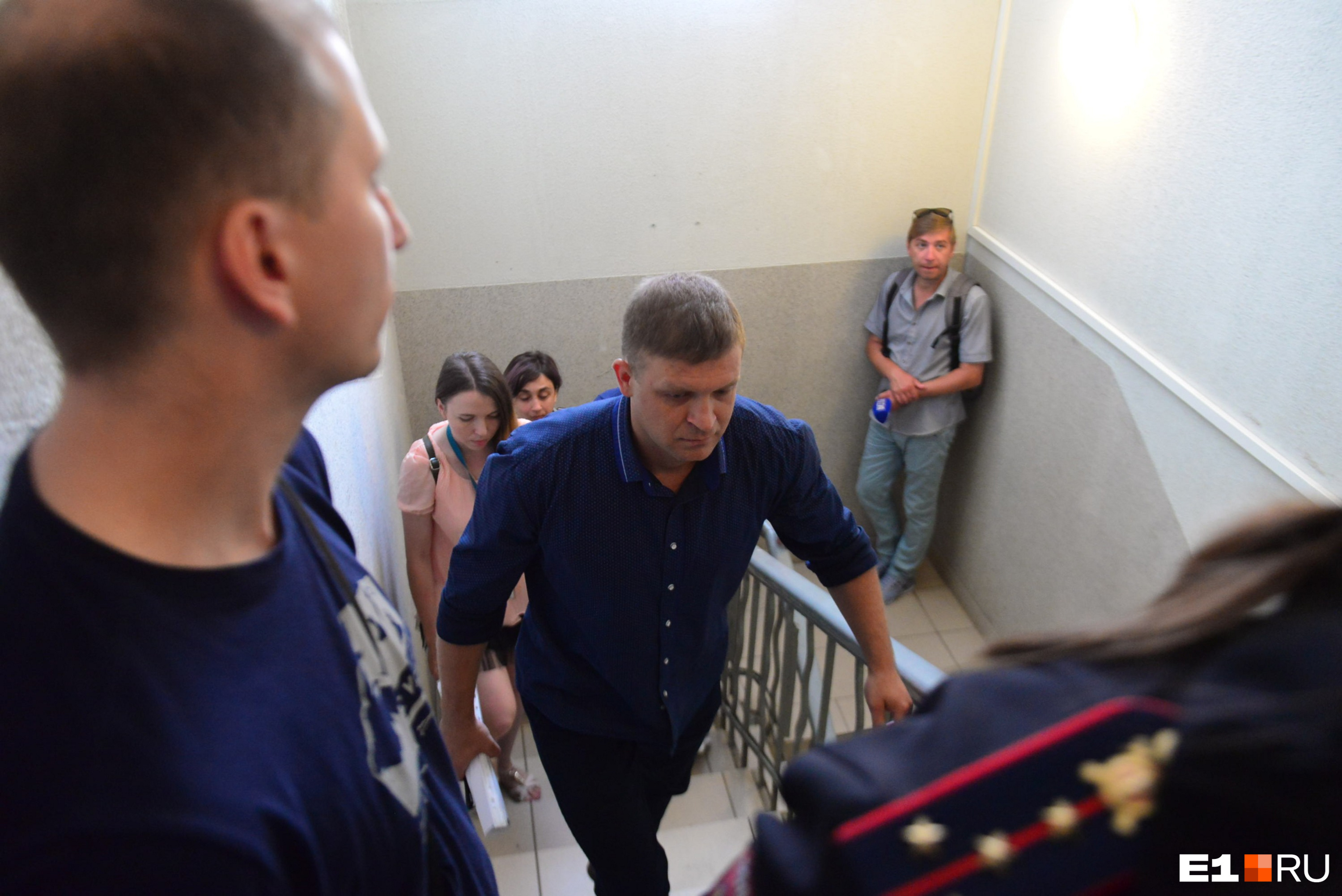 По коридорам суда Соловьёв передвигался в сопровождении полиции