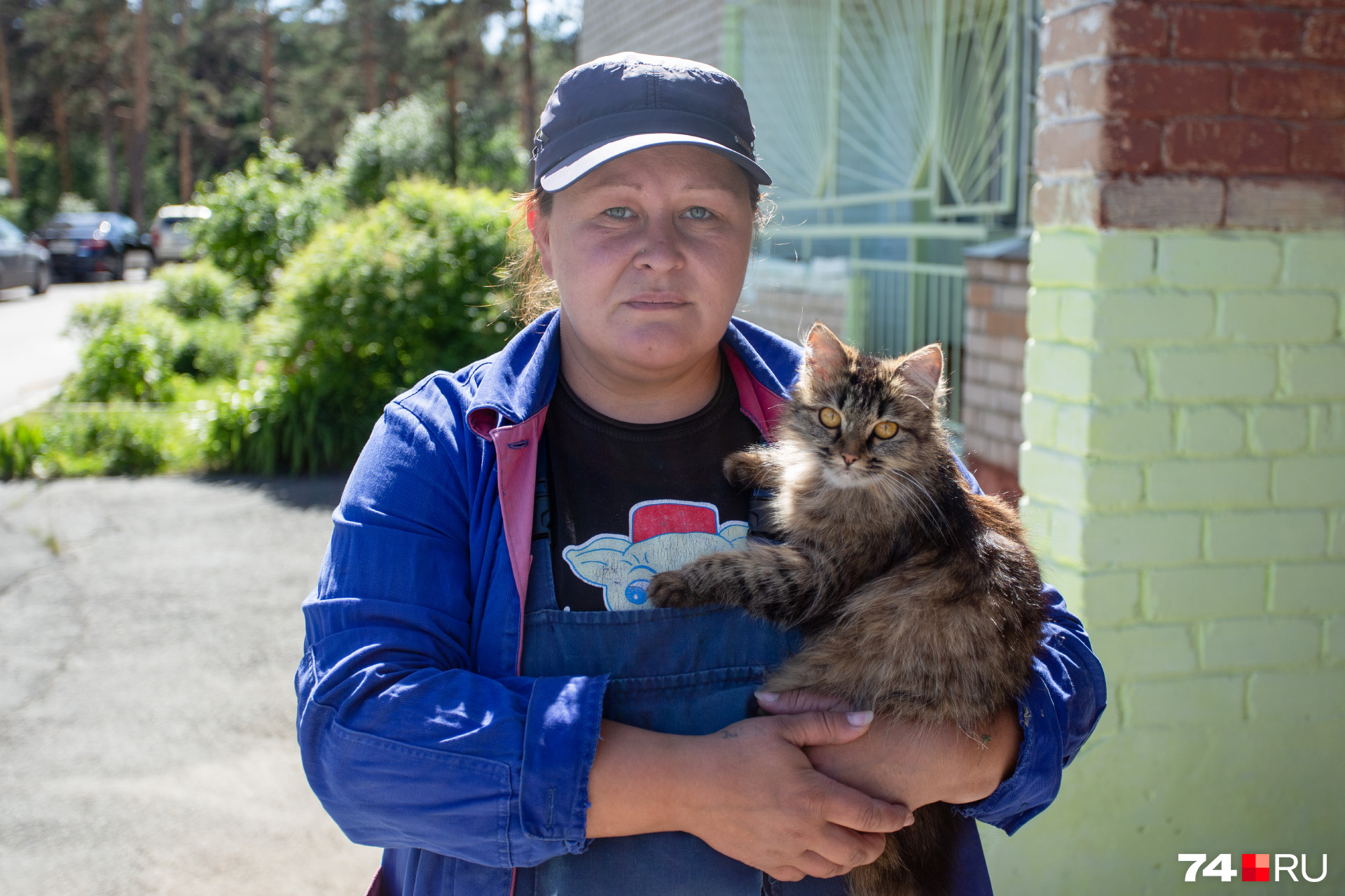 Анна в общежитие переехала в 2014-м, с собой взяла кошку Мусю Анна в общежитие переехала в 2014-м, с собой взяла кошку Мусю