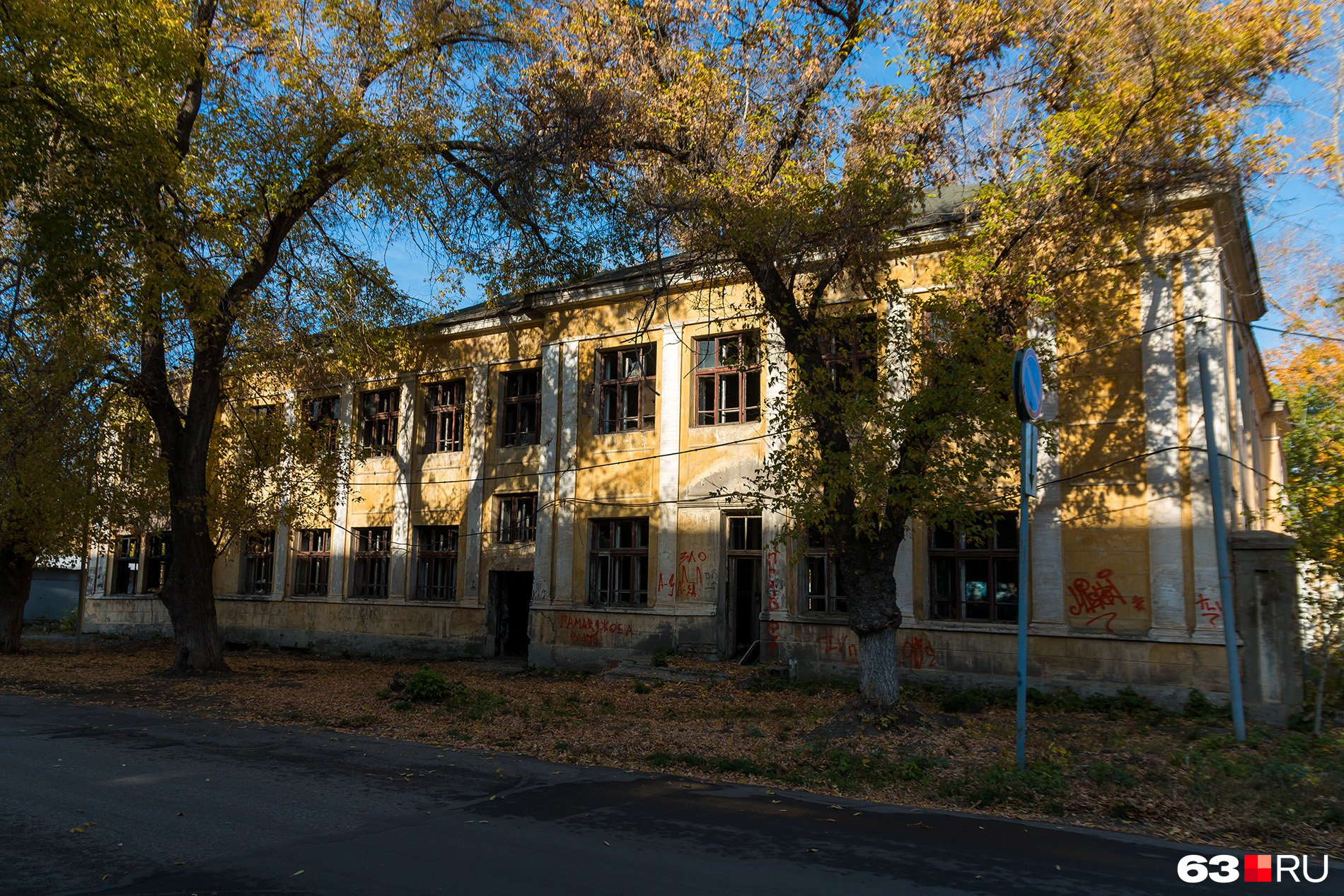 Заброшенное
здание на Белгородской — по соседству школа и детский сад