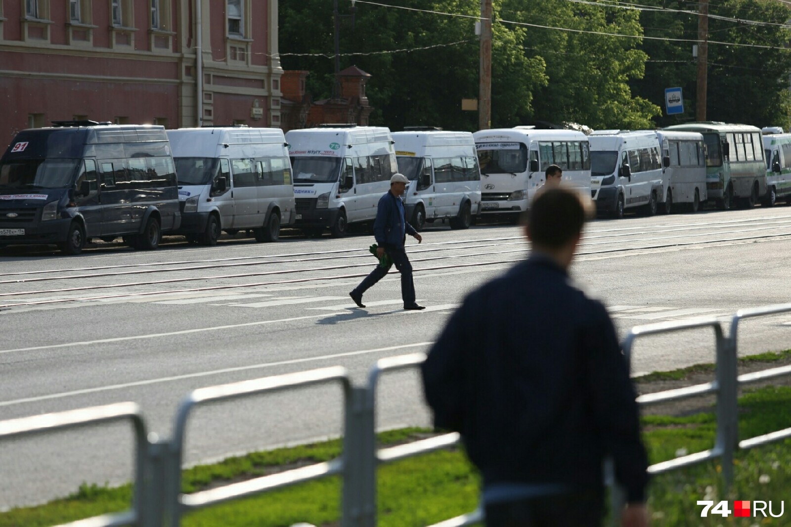 Вдоль улицы Труда у исторического музея выстроилась колонна из маршруток Вдоль улицы Труда у исторического музея выстроилась колонна из маршруток