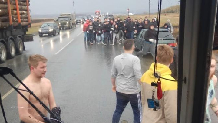 «Угрожали разбить весь автобус»: под Уфой толпа футбольных фанатов напала на болельщиков «Урала»