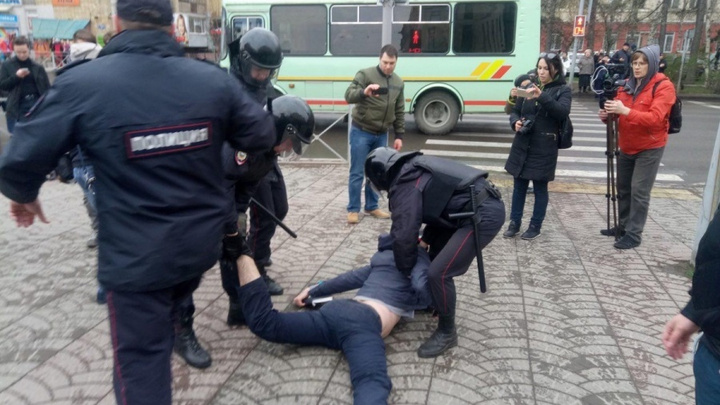 Красноярец вышел на пикет против приговоров участникам митинга Навального и был избит