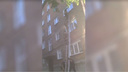 Видео: полицейские взяли штурмом квартиру на третьем этаже — они разбили стекло и залезли через окно