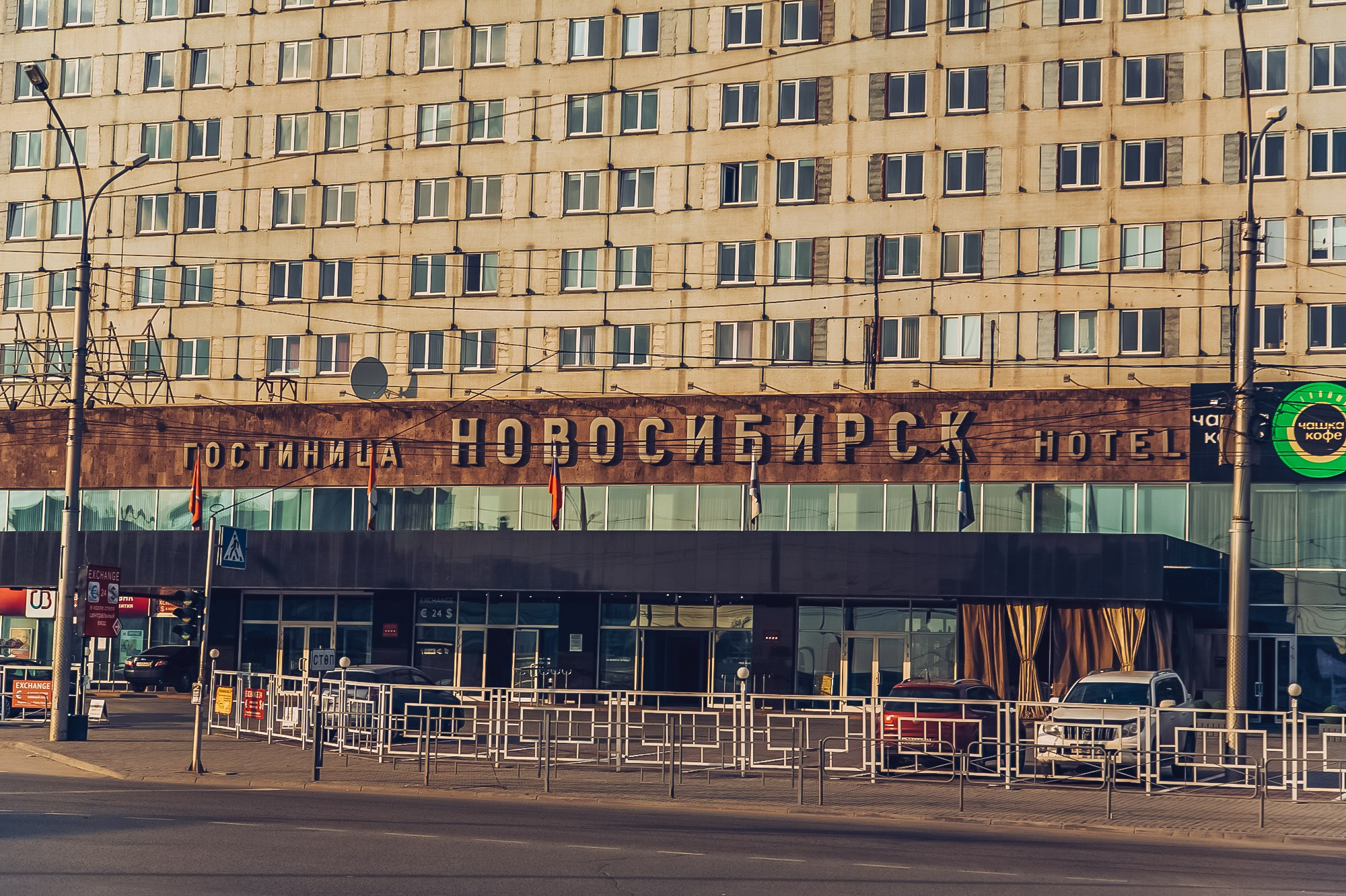 В коллекцию Анастасии входят и совсем недавно исчезнувшие вывески — как, к примеру, название нынешнего «Маринс Парк Отеля» В коллекцию Анастасии входят и совсем недавно исчезнувшие вывески — как, к примеру, название нынешнего «Маринс Парк Отеля»