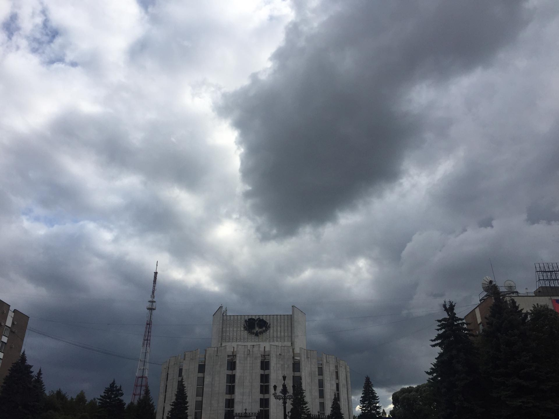 В небе какая-то драма началась В небе какая-то драма началась