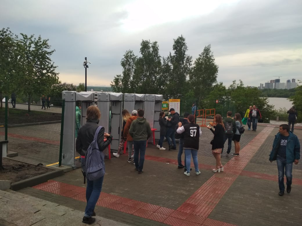 Всех проверяют и отбирают бутылки больше 0,5 литра Всех проверяют и отбирают бутылки больше 0,5 литра