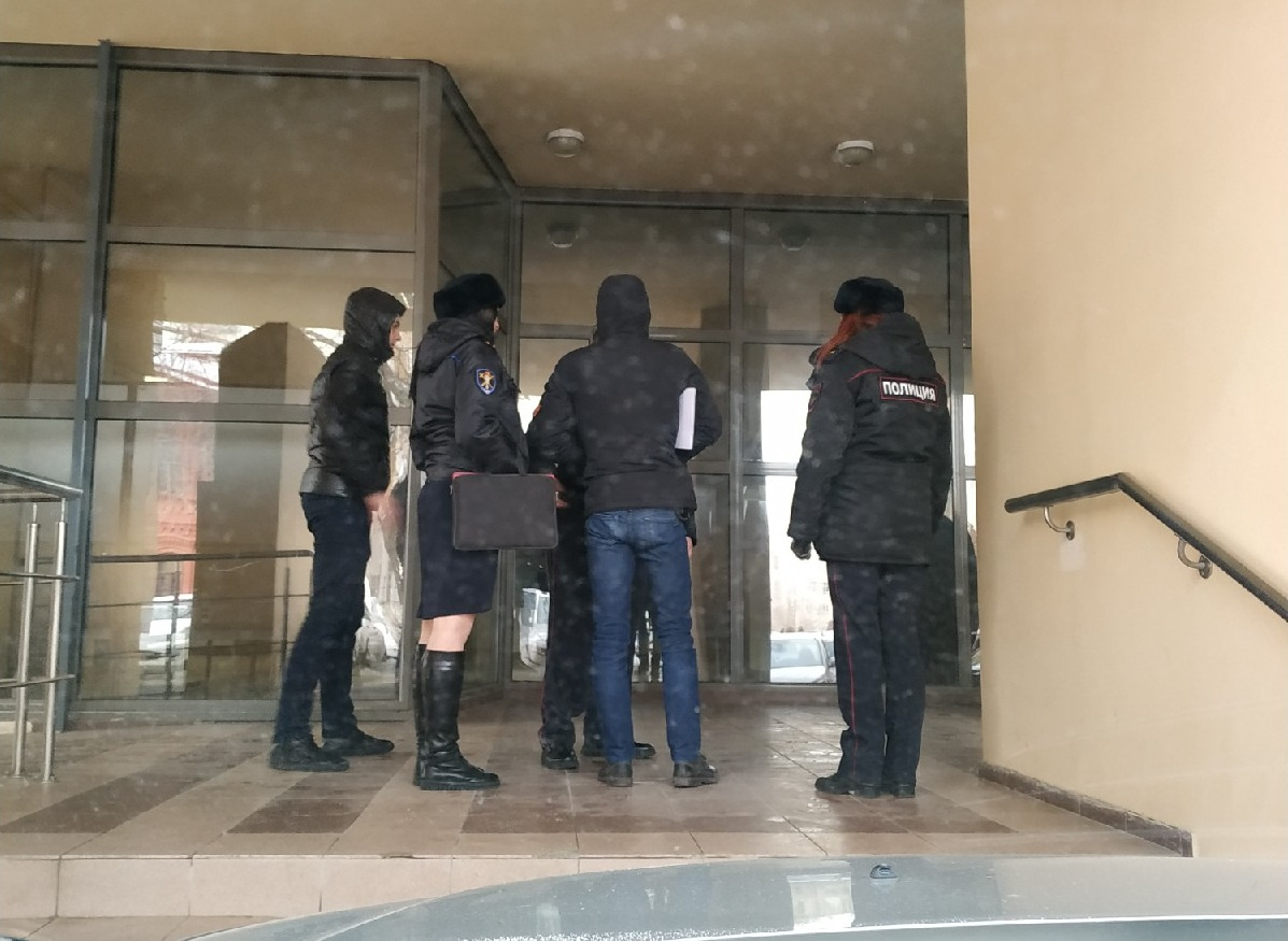 К банку в Ворошиловском районе тут же приехали сотрудники эстренных служб К банку в Ворошиловском районе тут же приехали сотрудники эстренных служб