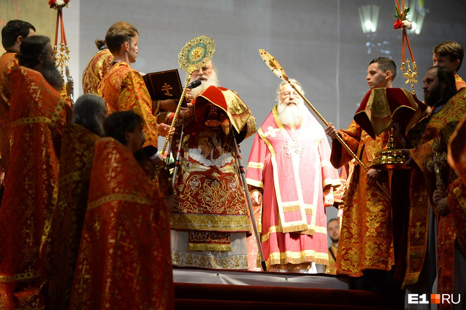 Слева — бывший глава Екатеринбургской епархии Викентий