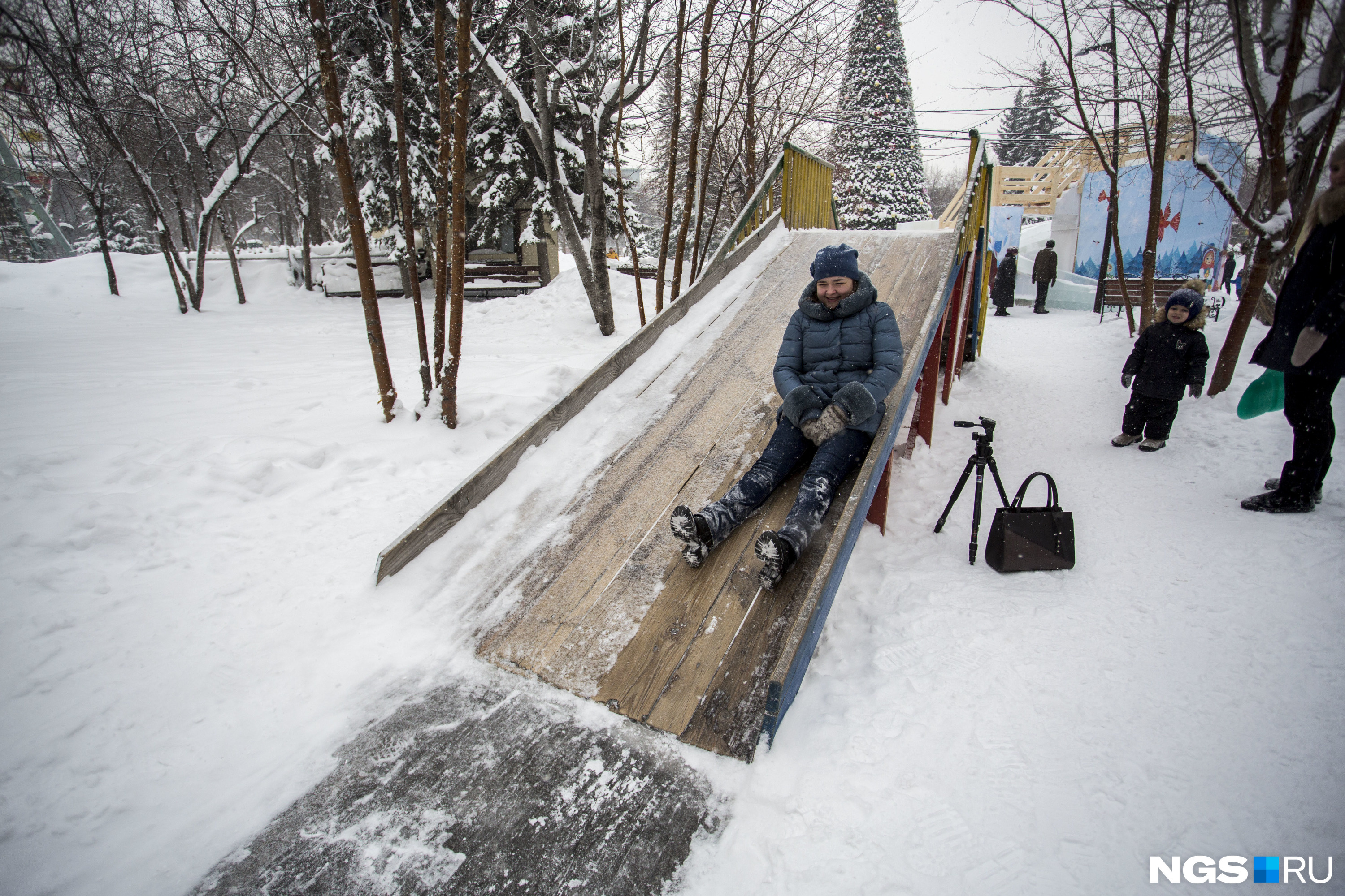 Бесплатно покататься можно на небольшой деревянной горке в парке Кирова. Причём достаточно весело