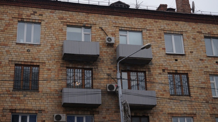 «Снаружи балкон — не ваша собственность»: чиновники обосновали украшение балконов без ведома жильцов