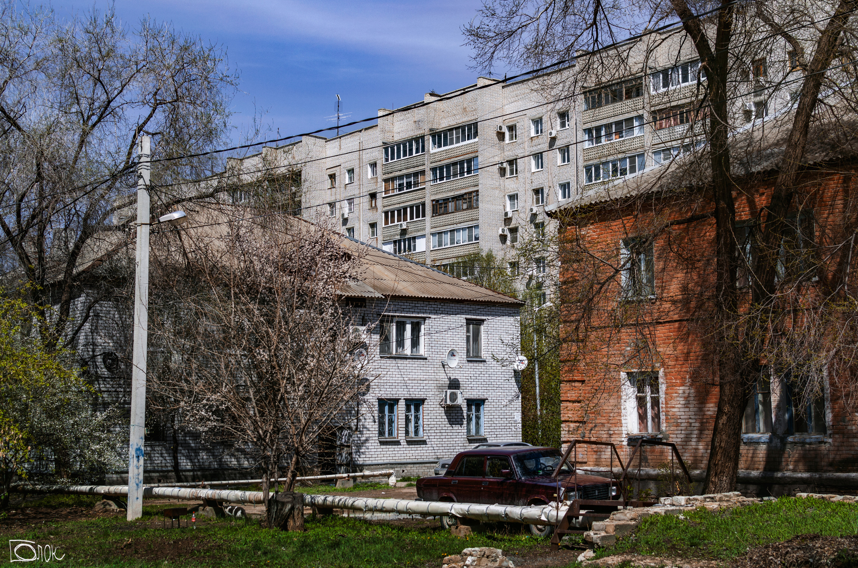 Волгоград — город контрастов, и такое соседство уже никого из горожан не удивляет 