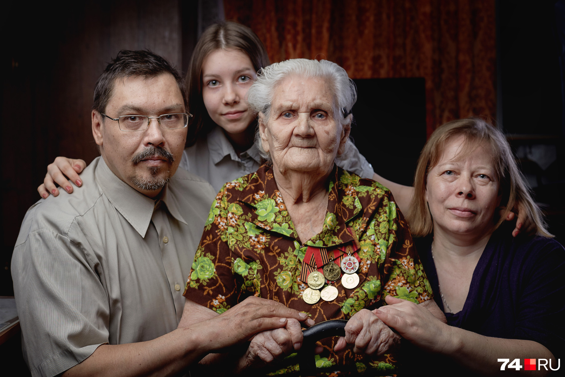На фото рядом с бабой Аней — внук Владислав, сноха Ольга и правнучка Ксюша