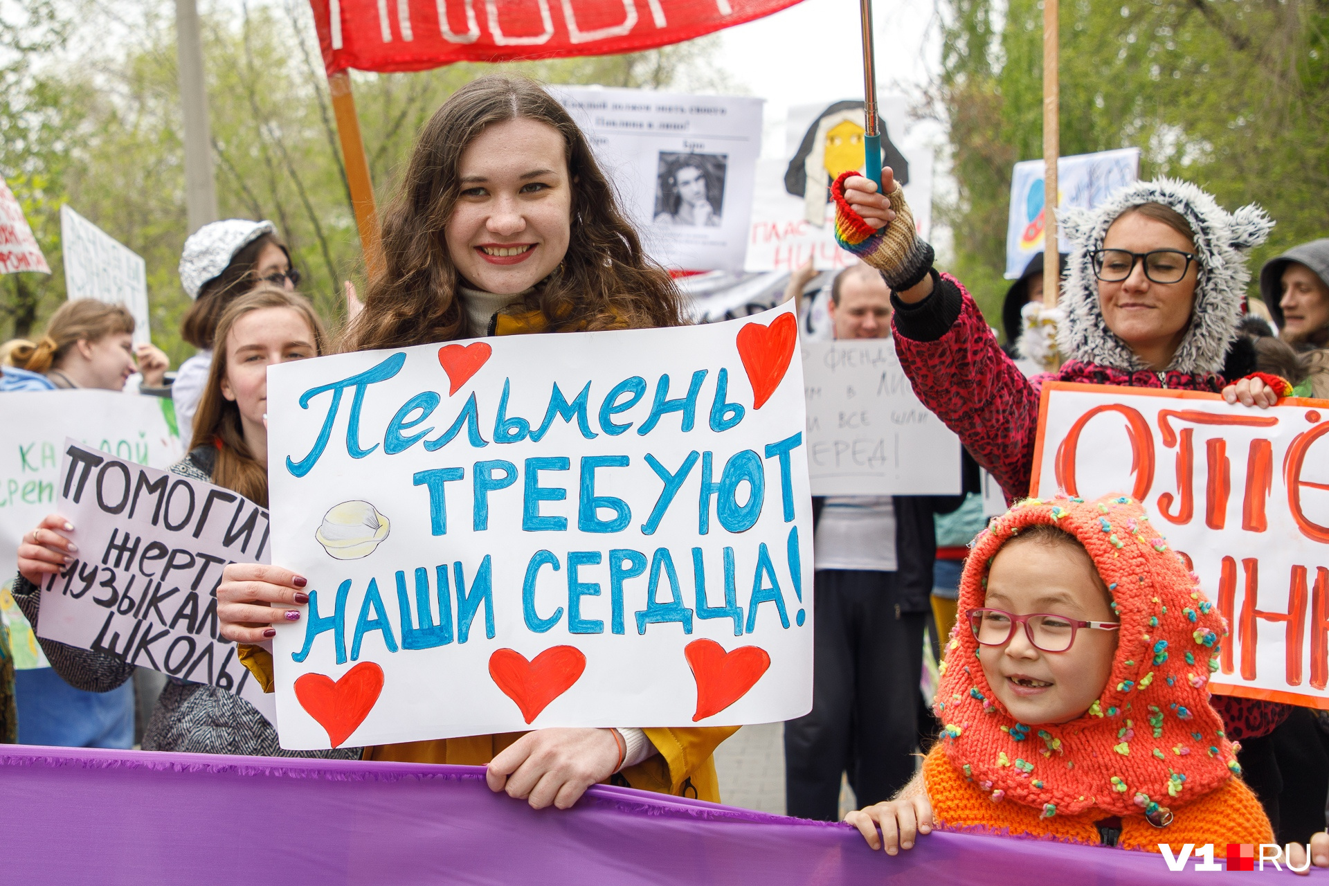 Транспарант. Смешные плакаты на митингах. Смешные лозунги на митингах. Монстрация лучшие плакаты. Человек с плакатом.