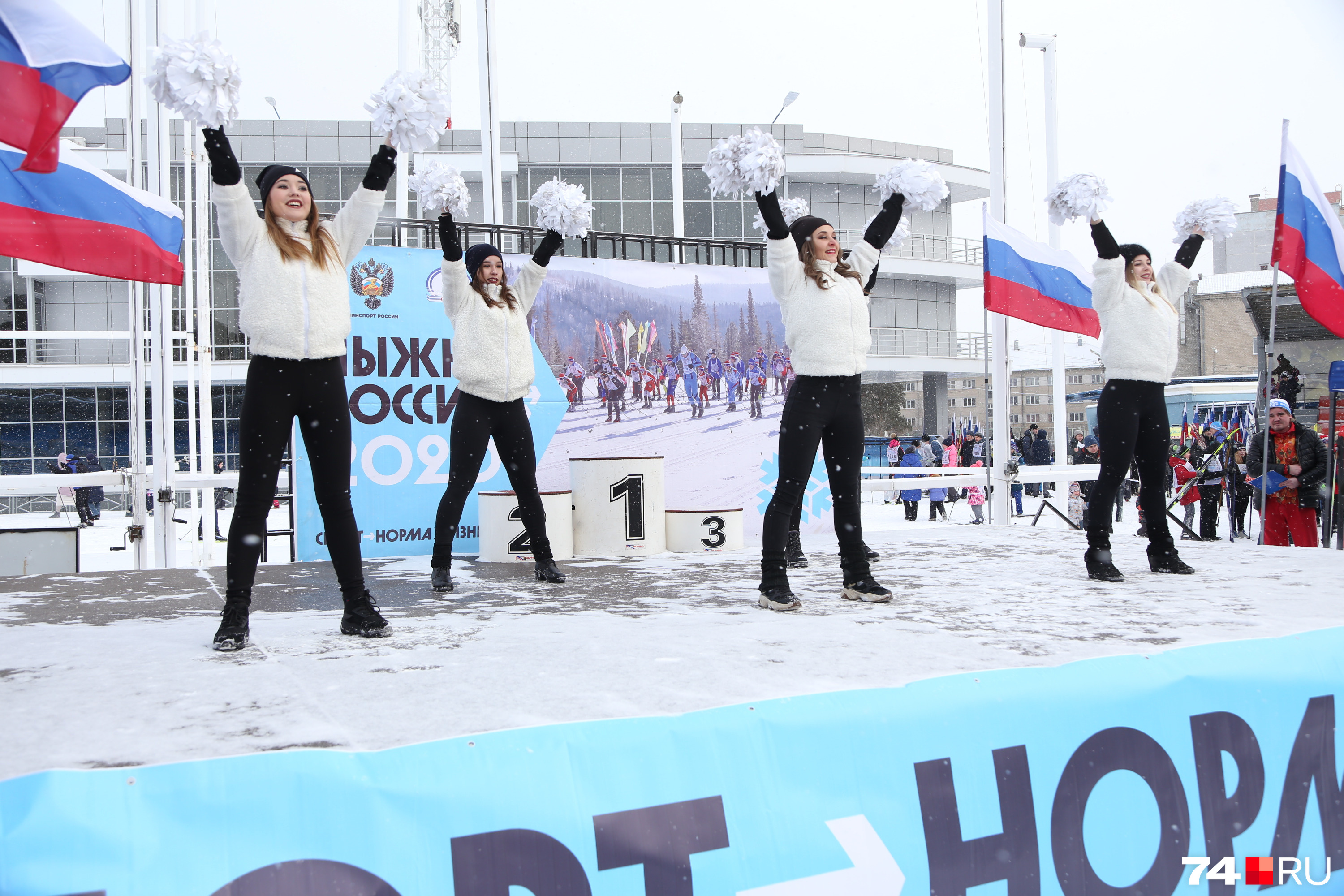 Зажгли на празднике не только любители покататься, но и девушки из группы поддержки Зажгли на празднике не только любители покататься, но и девушки из группы поддержки