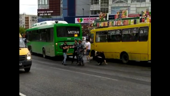 На улице Бебеля двое мужчин устроили драку на дороге: видео