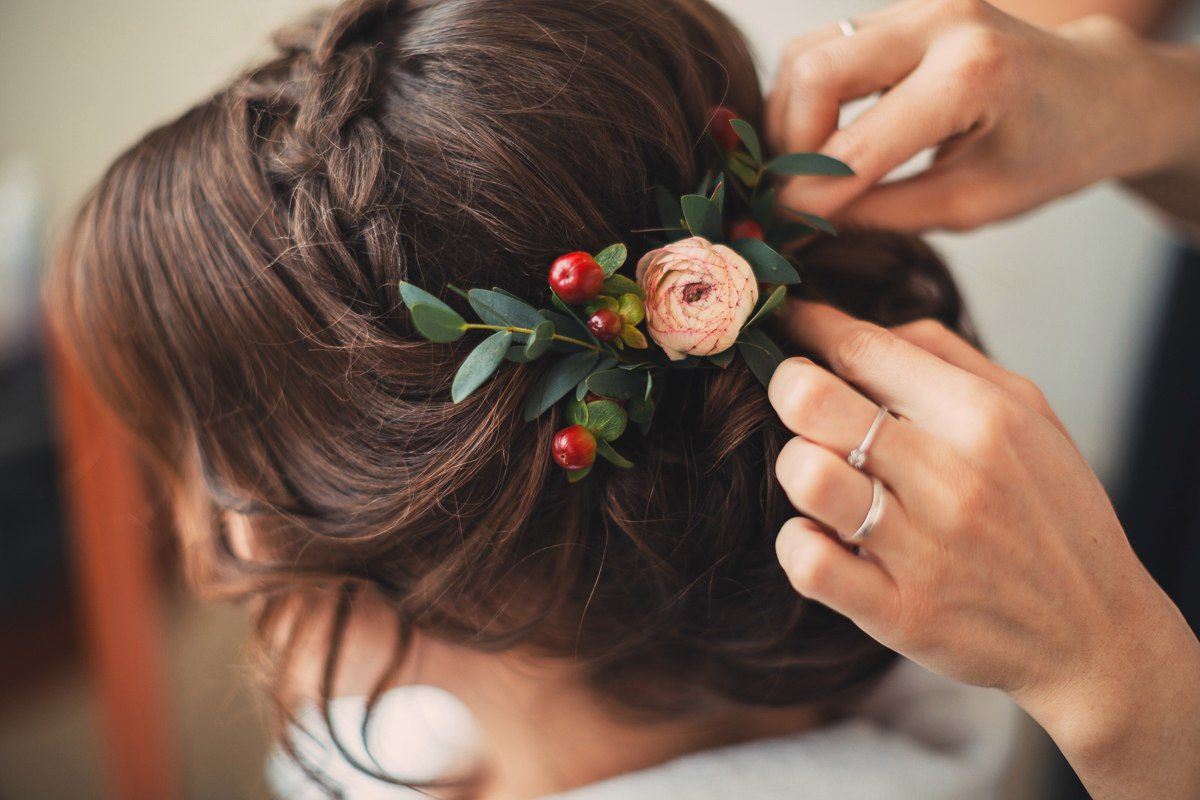 Невестам рекомендуют выбирать для украшения прически, фату и бижутерию, а не цветы
