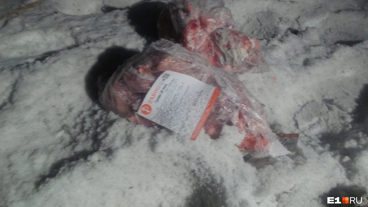 Из «газели» на дорогу высыпалось замороженное мясо