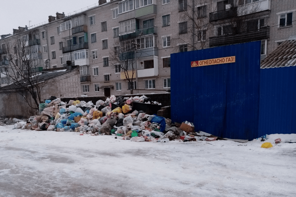 Это снимок сделан в Котласе 5 января. Сегодня там заключен договор на вывоз ТКО с компанией «Экосинтез», которая также занимается этим бизнесом в Новодвинске. Котласские перевозчики на условия регоператора не согласились Это снимок сделан в Котласе 5 января. Сегодня там заключен договор на вывоз ТКО с компанией «Экосинтез», которая также занимается этим бизнесом в Новодвинске. Котласские перевозчики на условия регоператора не согласились