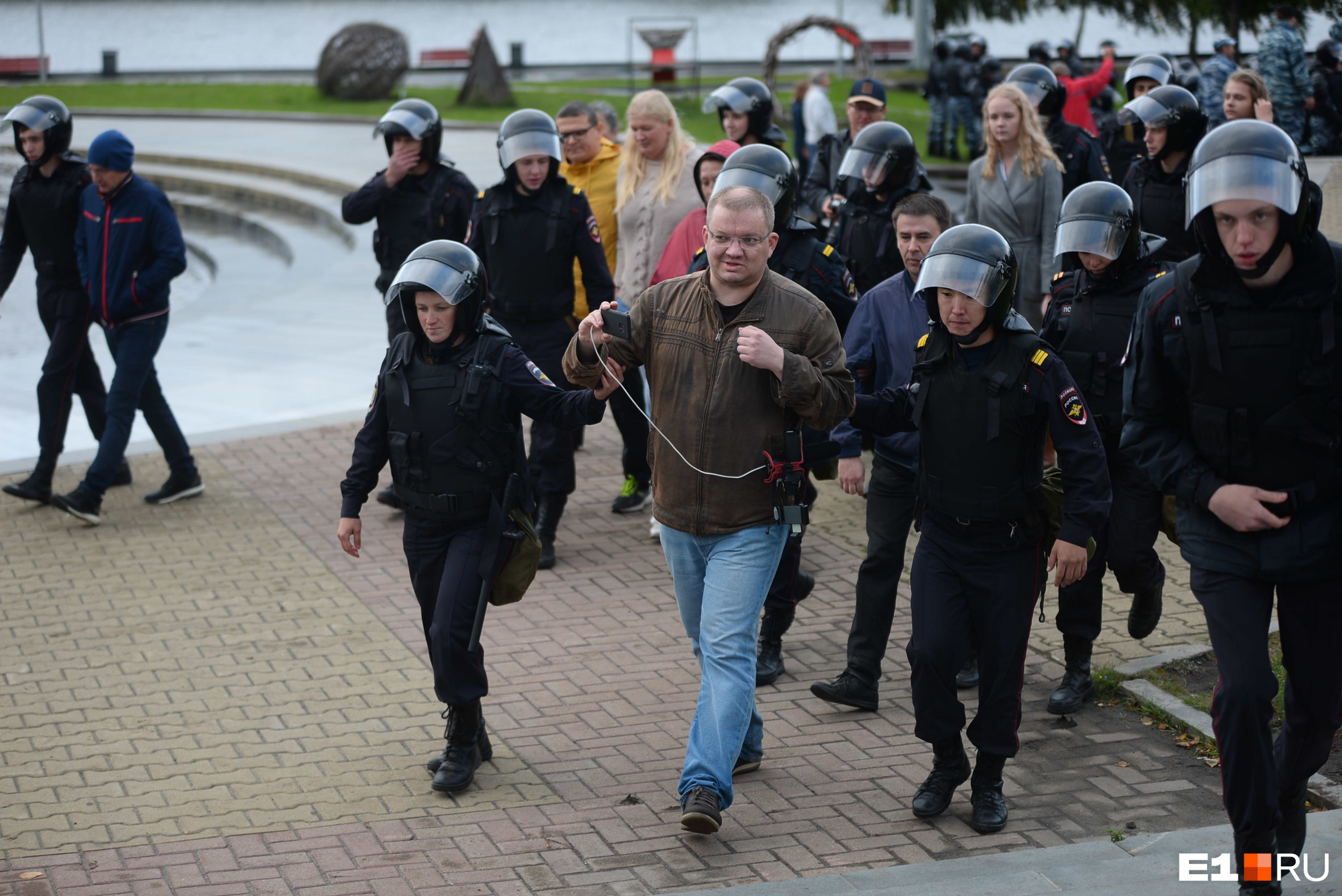 Кадр, облетевший всю страну: на митинге против пенсионной реформы полицейские <a href="https://www.e1.ru/news/spool/news_id-65370691.html" target="_blank" class="_">задержали нашего журналиста Сергея Панина</a>. На него и на фотографа Дмитрия Емельянова составили протоколы. После волны возмущения их отменили, а <a href="https://www.e1.ru/news/spool/news_id-65371491.html" target="_blank" class="_">главный полицейский начальник принес извинения</a>. Но осадок, как говорится, остался...