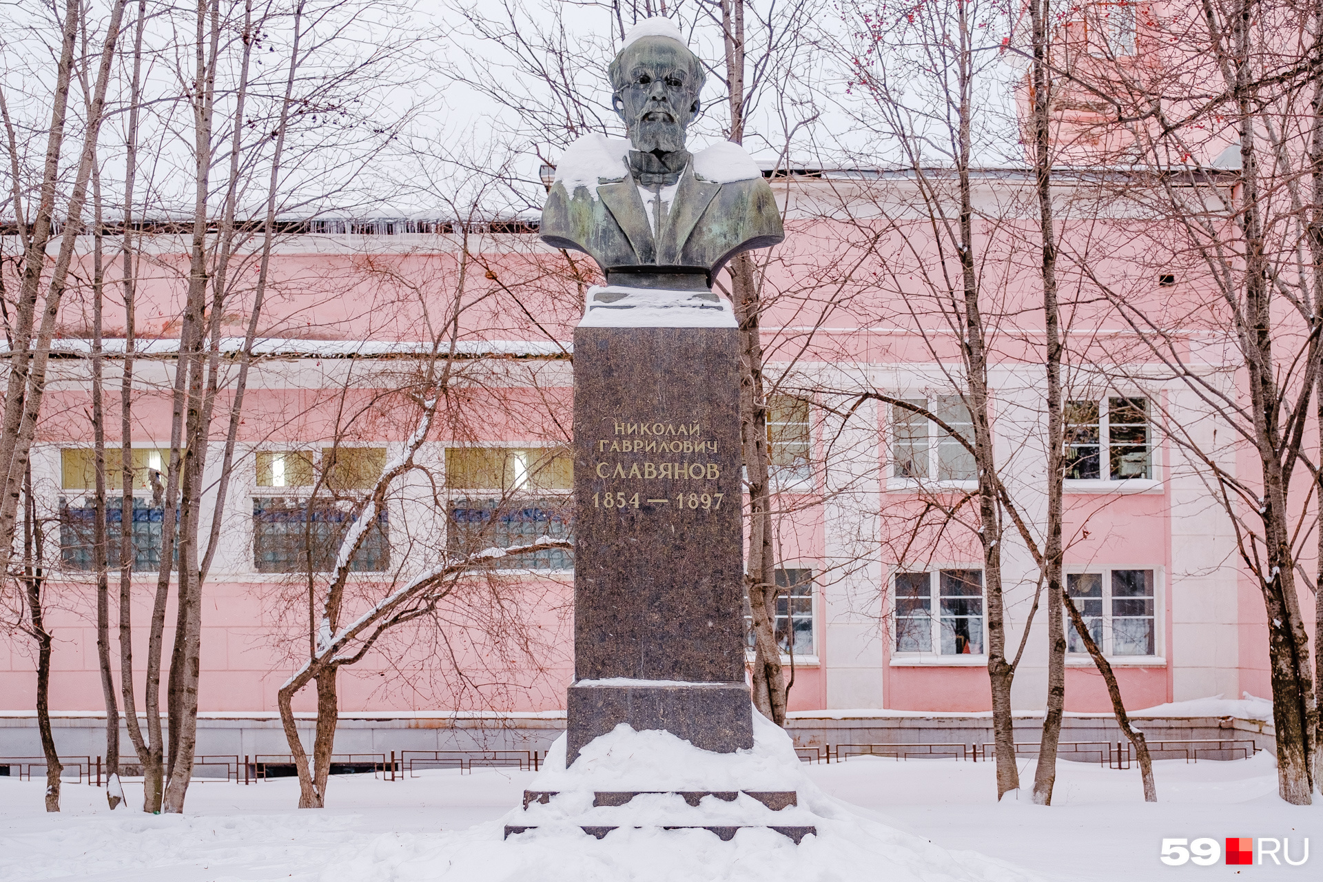 «Плачущий» памятник Славянову «Плачущий» памятник Славянову