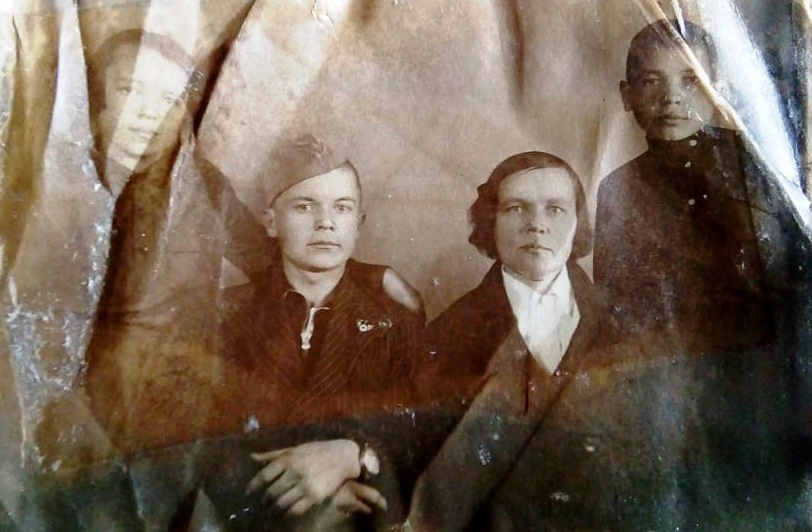 Семья Михаила Стрельникова. Слева направо — сестра Лидия, сам Михаил, его мама Евдокия, брат Виктор