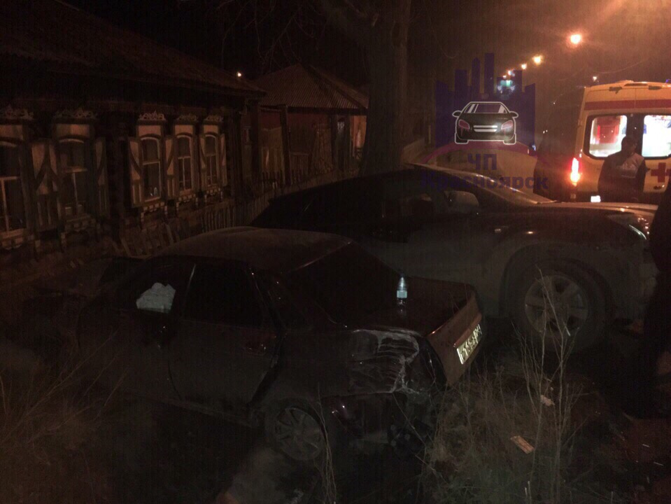 Обе машины оказались в кювете у частного дома Обе машины оказались в кювете у частного дома