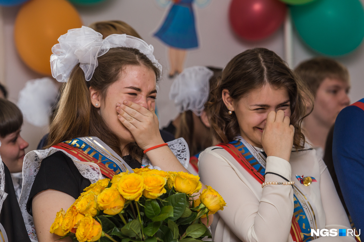 Выпускники не смогли сдержать слёзы. Фото Ольги Бурлаковой