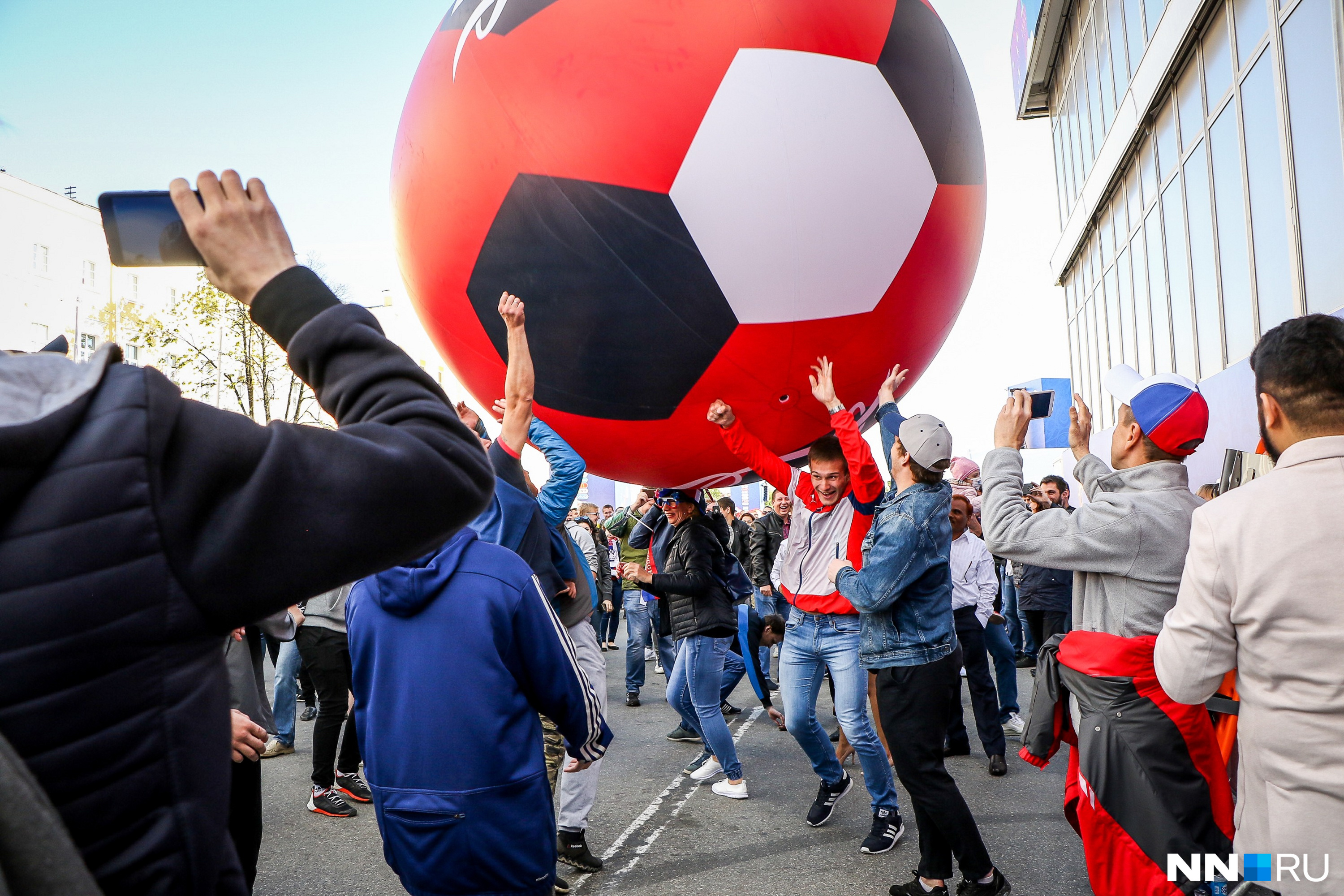 В рамках FIFA FANFEST состоялся большой флешмоб с гигантскими надувными футбольными мячами