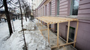 «Изуродовали фасад»: жильцам дома в центре Челябинска пришлось защищать здание с помощью полиции