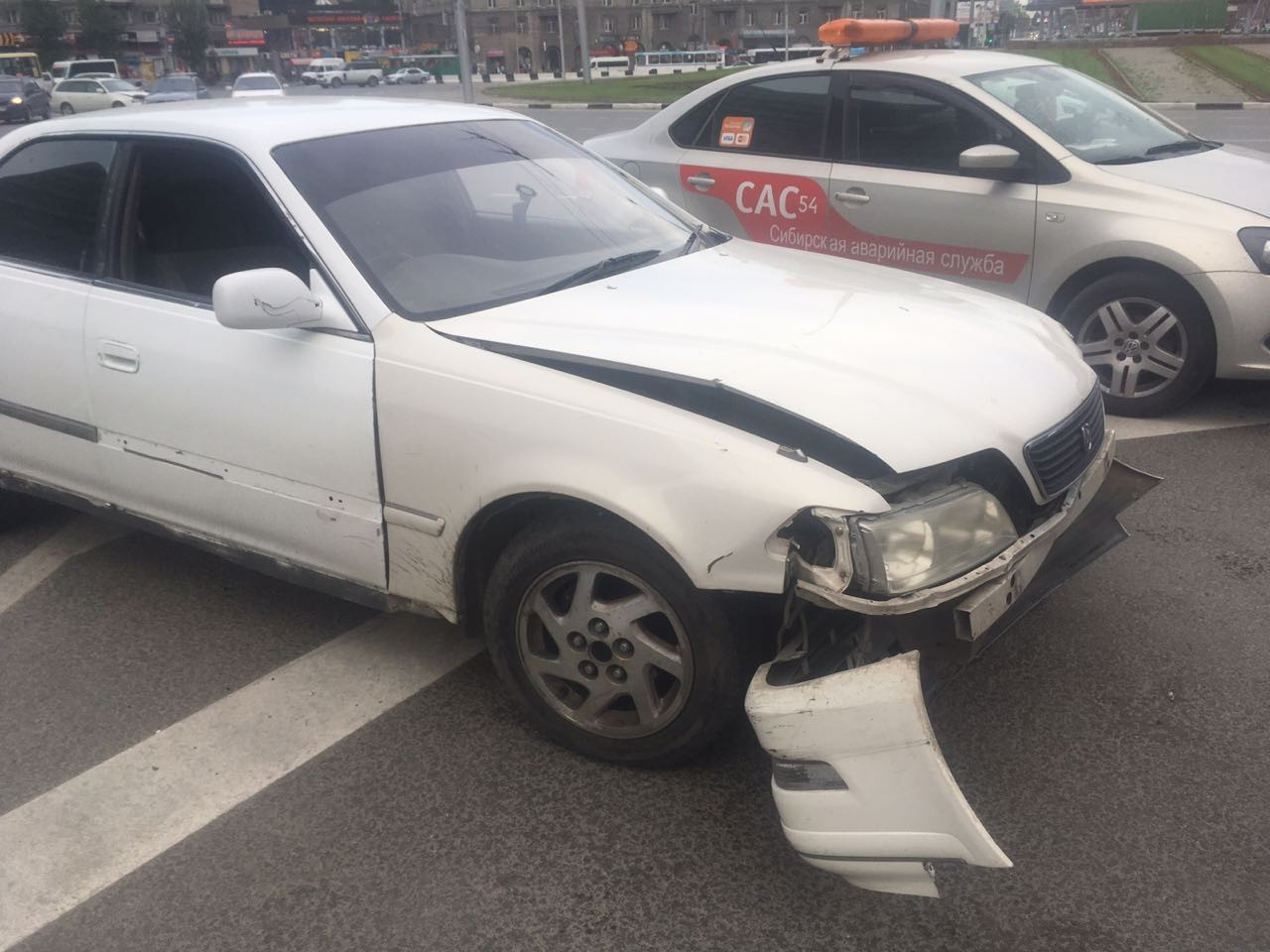 Покалеченный Toyota Mark II Покалеченный Toyota Mark II