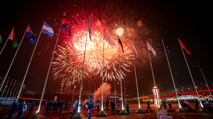 Енисей зажегся сотней огней: феерические ролики с салютом в день открытия Универсиады