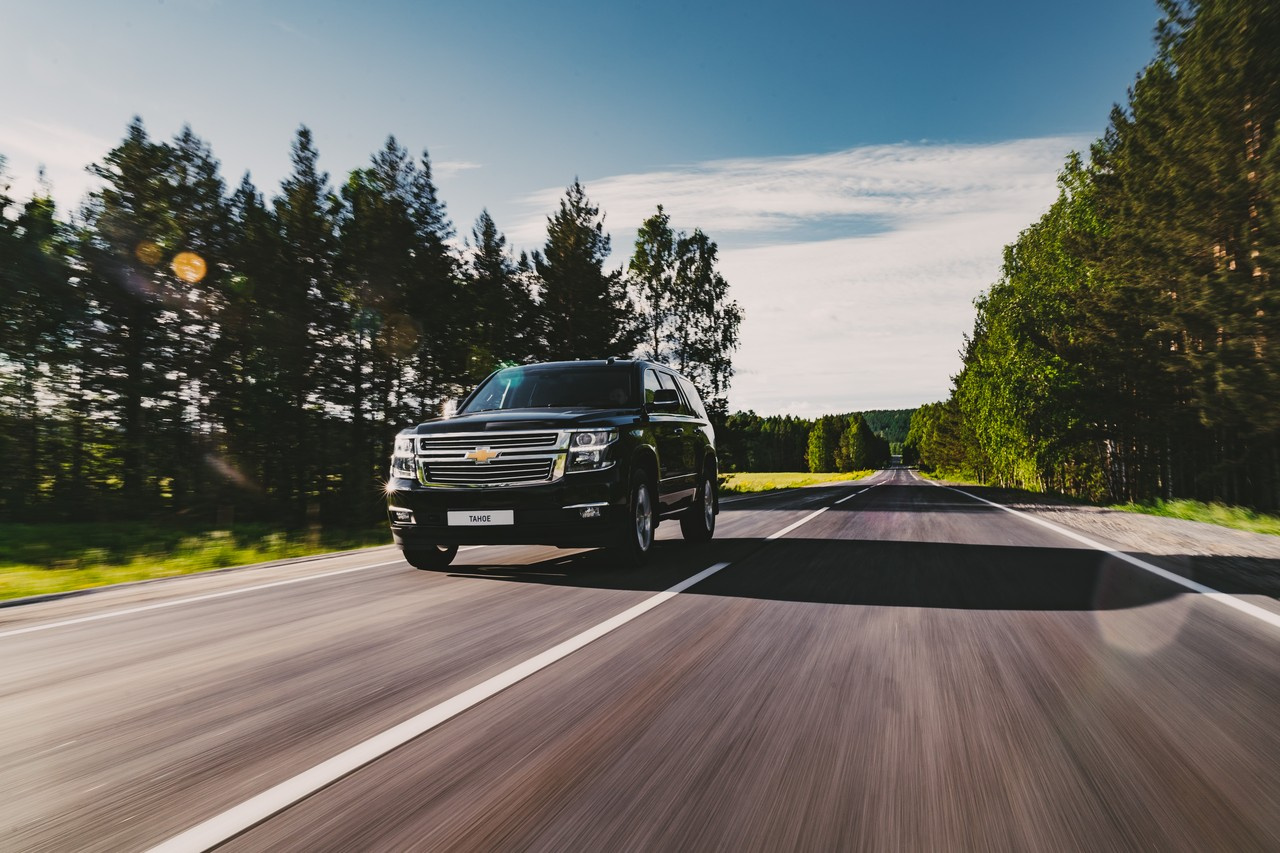 В России Chevrolet Tahoe стоит от 4,49 млн рублей, поэтому хоть и не относится формально к премиум-сегменту, но по оснащенности, мощности и стоимости попадает туда вполне В России Chevrolet Tahoe стоит от 4,49 млн рублей, поэтому хоть и не относится формально к премиум-сегменту, но по оснащенности, мощности и стоимости попадает туда вполне