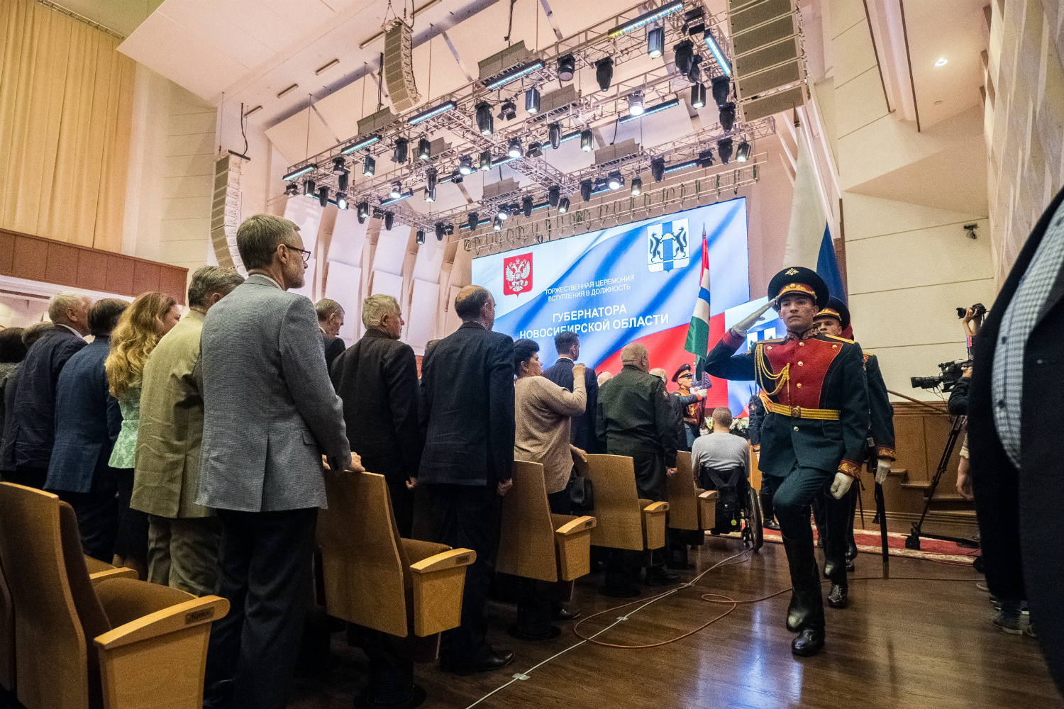 Мероприятие началось с торжественного выноса флагов Новосибирской области и Российской Федерации Мероприятие началось с торжественного выноса флагов Новосибирской области и Российской Федерации
