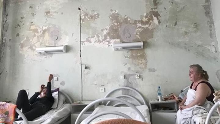 «Сюда иностранцев не повезут»: красноярцы оказались шокированы состоянием палаты в больнице № 20