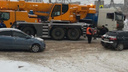 В Тольятти водитель автопоезда застрял на повороте и перекрыл движение на трассе М-5