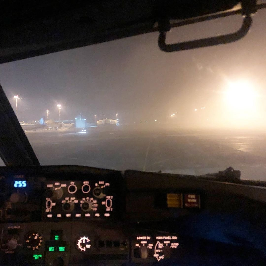 Летчик успел посадить самолет, а после этого аэропорт снова закрыли из-за тумана