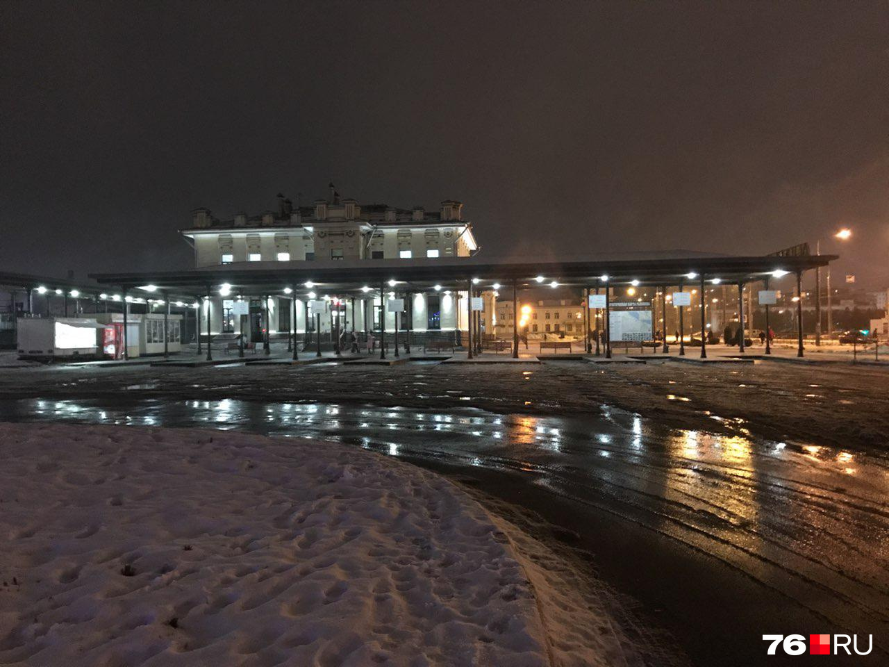В полвосьмого на автостанции в Рыбинске никого не остаётся — ждать здесь уже нечего