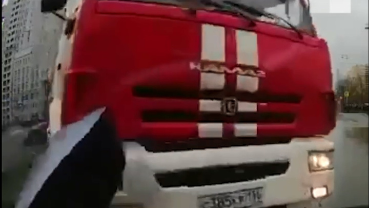 Регистратор легковушки снял, как в нее влетела пожарная машина на Токарей — Татищева