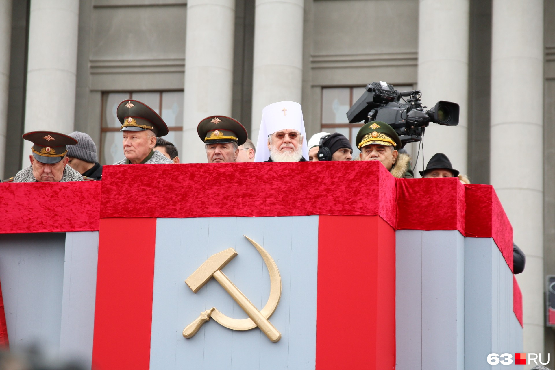 Победа грядет. На наших знаменах начертано слово победа. В 9 день ликующего мая когда легла на землю тишина. Медаль во имя живущих победа во имя грядущих победа. Картинка закрыл собой страну.