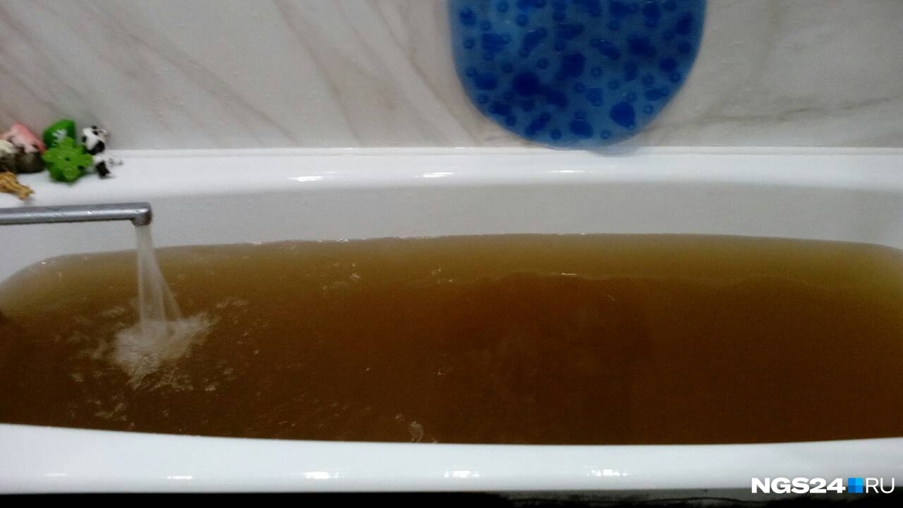 Бежит воды из ванной картинка. Затоп в Красноярске тарелка. Вода пролилась на стол примета. Вода бежит в ванне