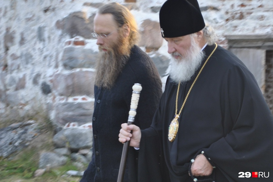 Патриарх вместе с руководителем музея и монастыря Порфирием Шутовым<br><br>