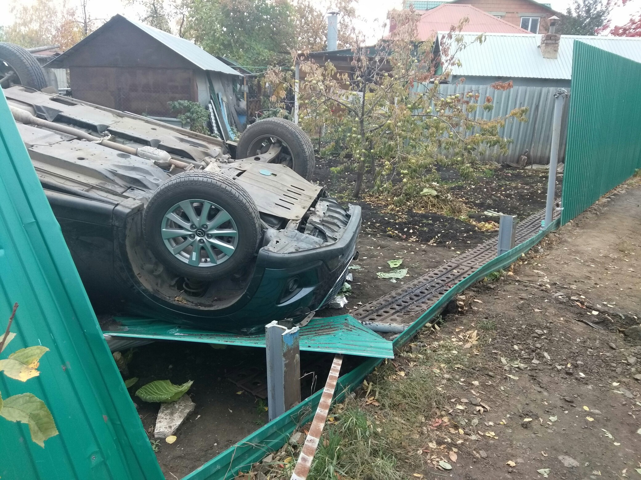 Водитель иномарки снес забор на жилом участке и перевернулся в огороде в  октябре 2019 года - 8 октября 2019 - 63.ру