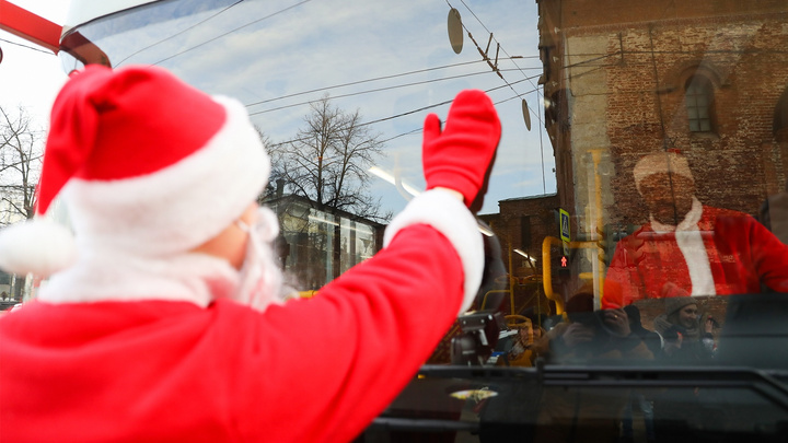За рулем — чернокожий Дед Мороз. Смотрим, как прошла первая экскурсия на нижегородском даблдекере