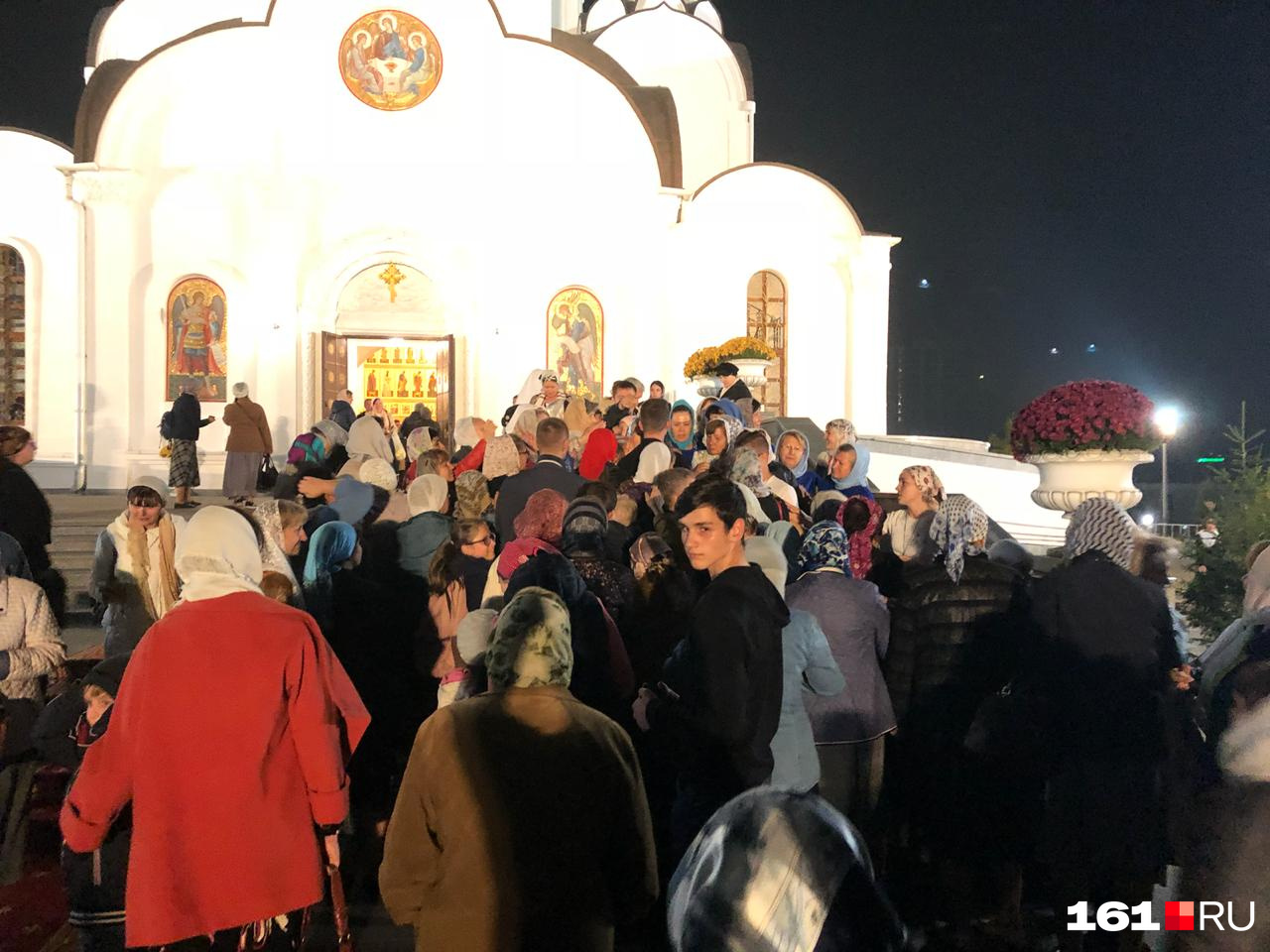 Верующие, не попавшие внутрь храма, отстояли всю службу снаружи на улице