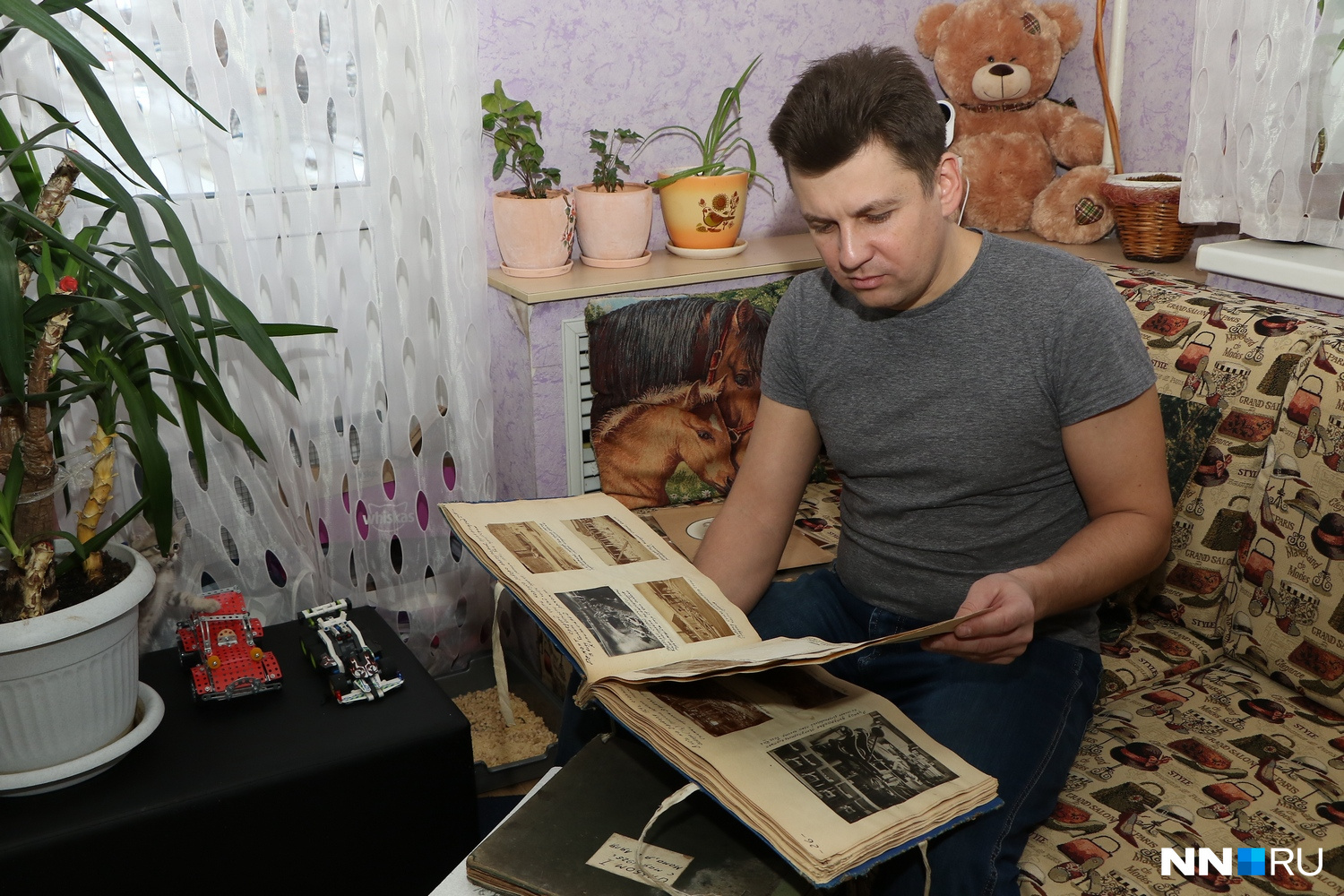 Дмитрий Максимычев собирает все: старые книги, журналы, фотографии. Когда-нибудь это станет коллекцией
