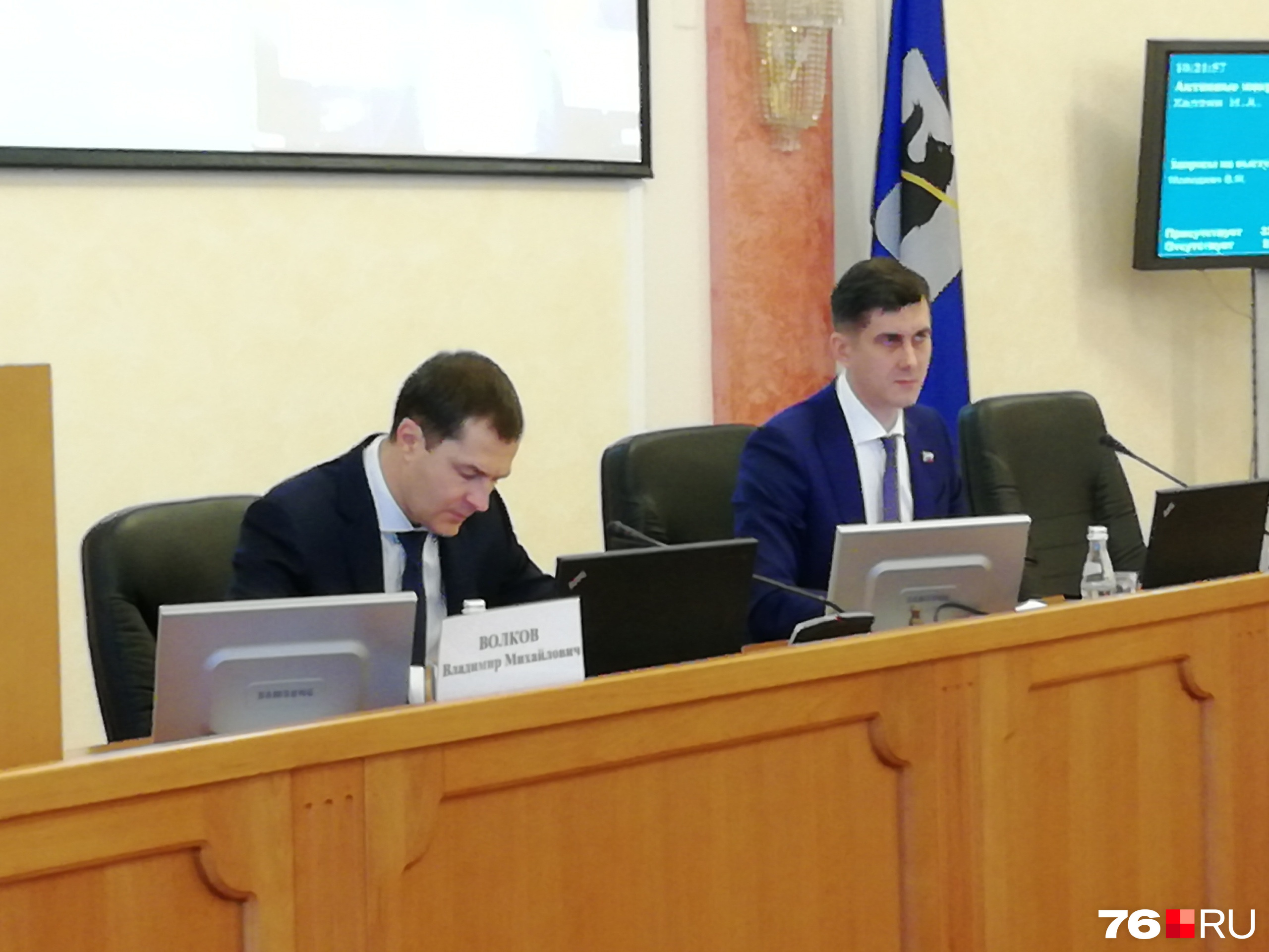 Мэр Владимир Волков (слева) не стал принимать от депутата вызов на рэп-баттл