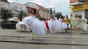 Белое платье и кроссовки: по улицам Самары побегут невесты