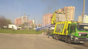 Огонь в машине: в Ростове сотрудники мусорной службы сгрузили отходы рядом с жилыми домами